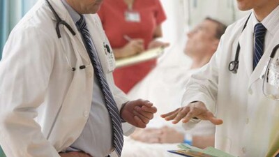 В последние годы урологи отдают предпочтение уретероскопии, чем ударно-волновой литотрипсии