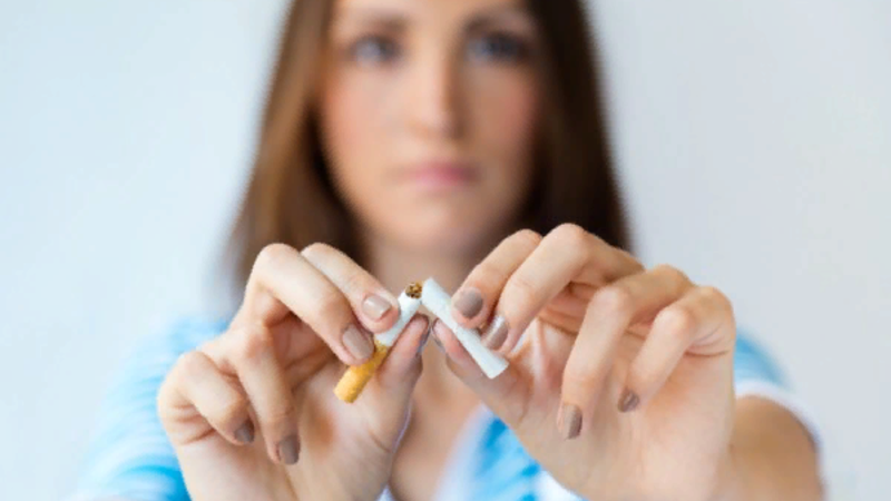 Активное курение отрицательно влияет на фертильность у женщин и не связано со способностью к зачатию у мужчин